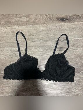 Black Victoria’s Secret bra